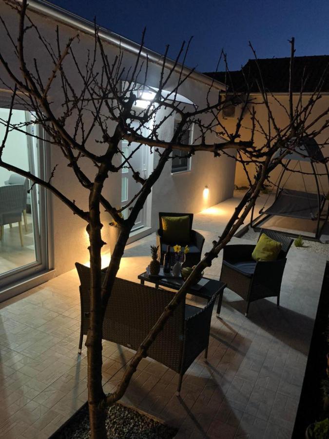 דירות Crno Apartman Ana מראה חיצוני תמונה