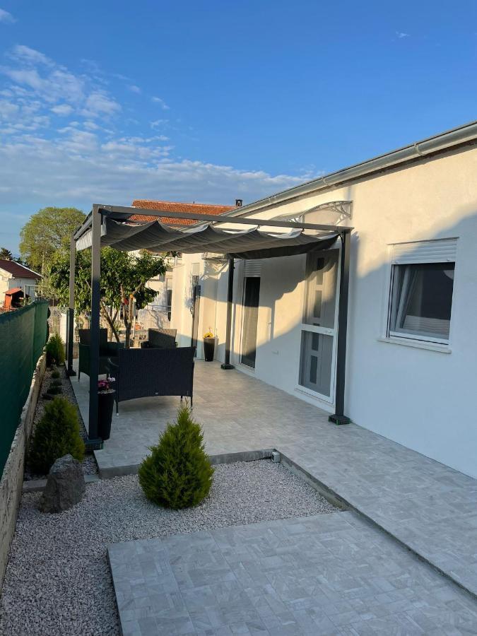 דירות Crno Apartman Ana מראה חיצוני תמונה