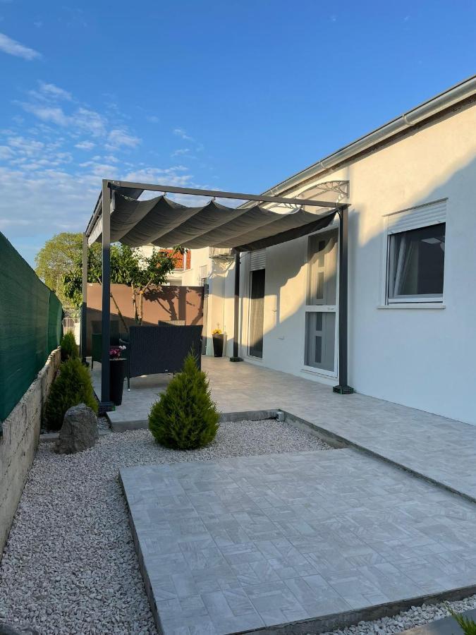דירות Crno Apartman Ana מראה חיצוני תמונה